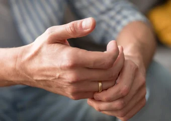 Persona mostrando un dedo en gatillo, ilustrando la dificultad para mover el dedo.