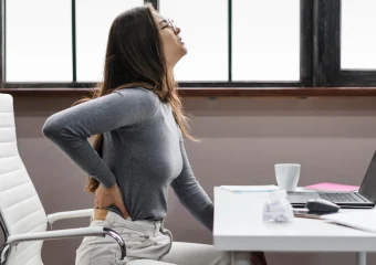 Lesiones en el trabajo por mala postura frente al computador.