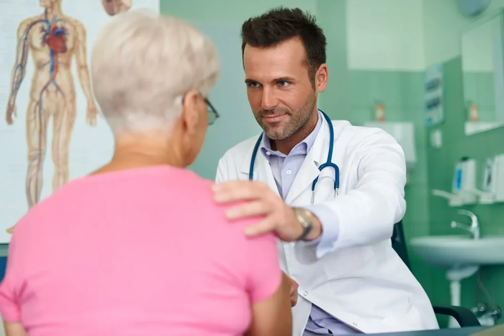 Foto de paciente que asiste al médico por dolores articulares que pueden ser tratados con viscosuplementación articular.