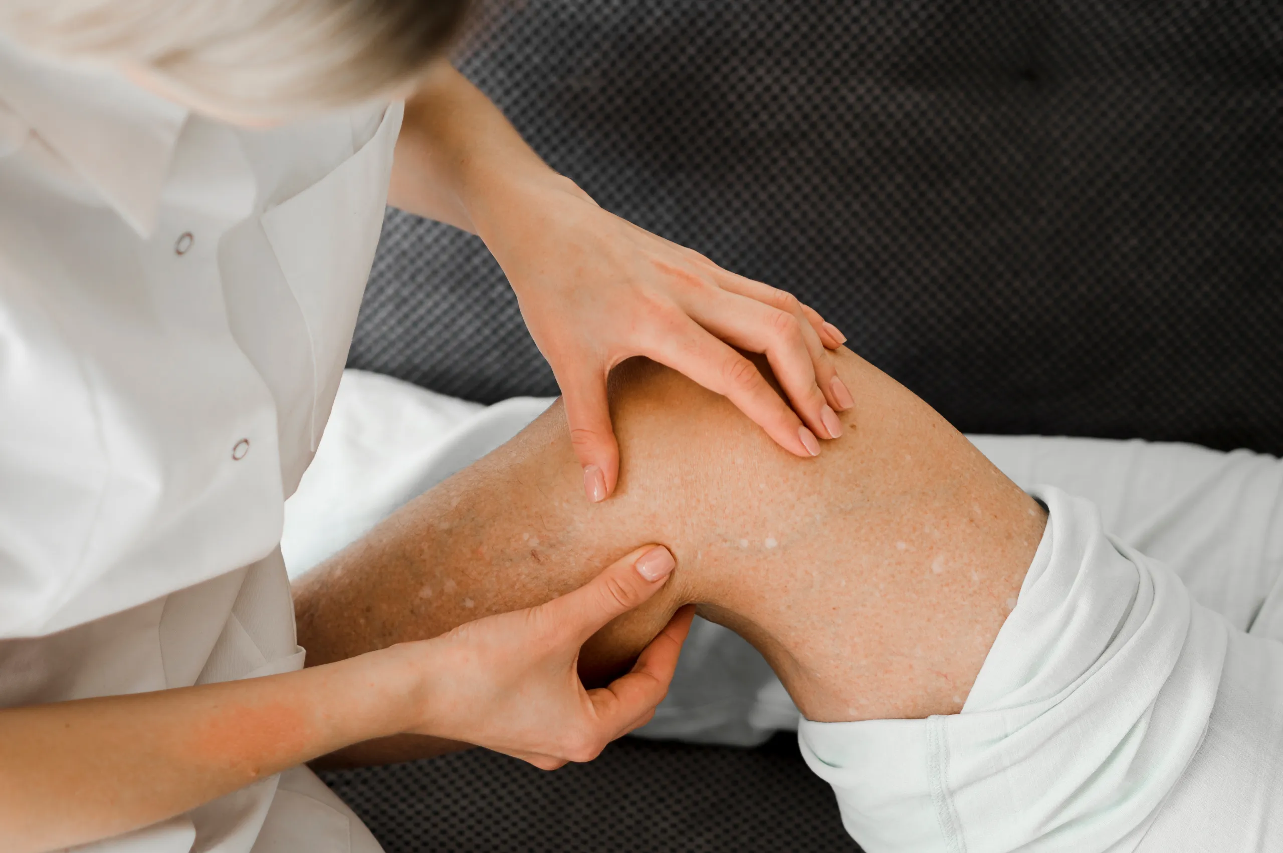 Ilustración de huesos con osteoporosis junto a alimentos ricos en calcio y una persona haciendo ejercicio para prevenirla