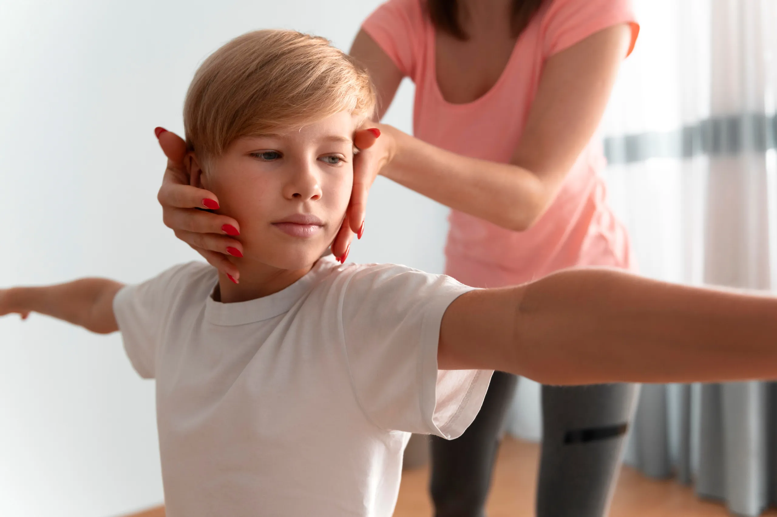 Niño en consulta médica siendo examinado por un ortopedista para detectar escoliosis.