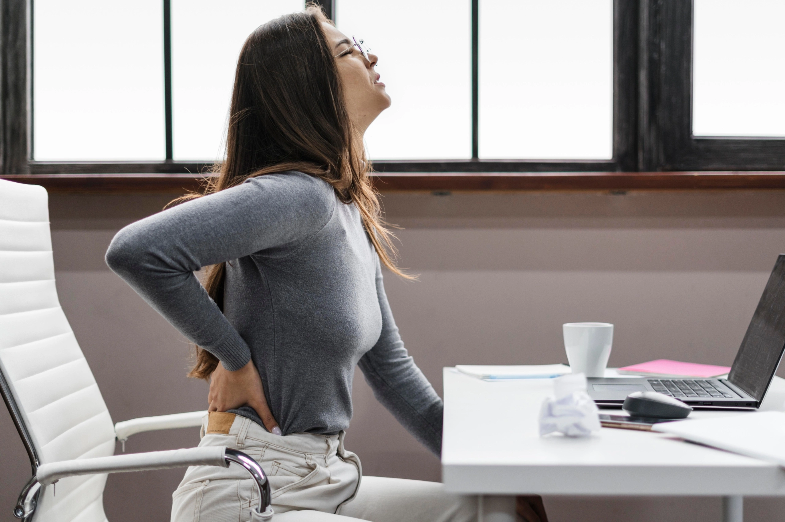 Lesiones en el trabajo por mala postura frente al computador.