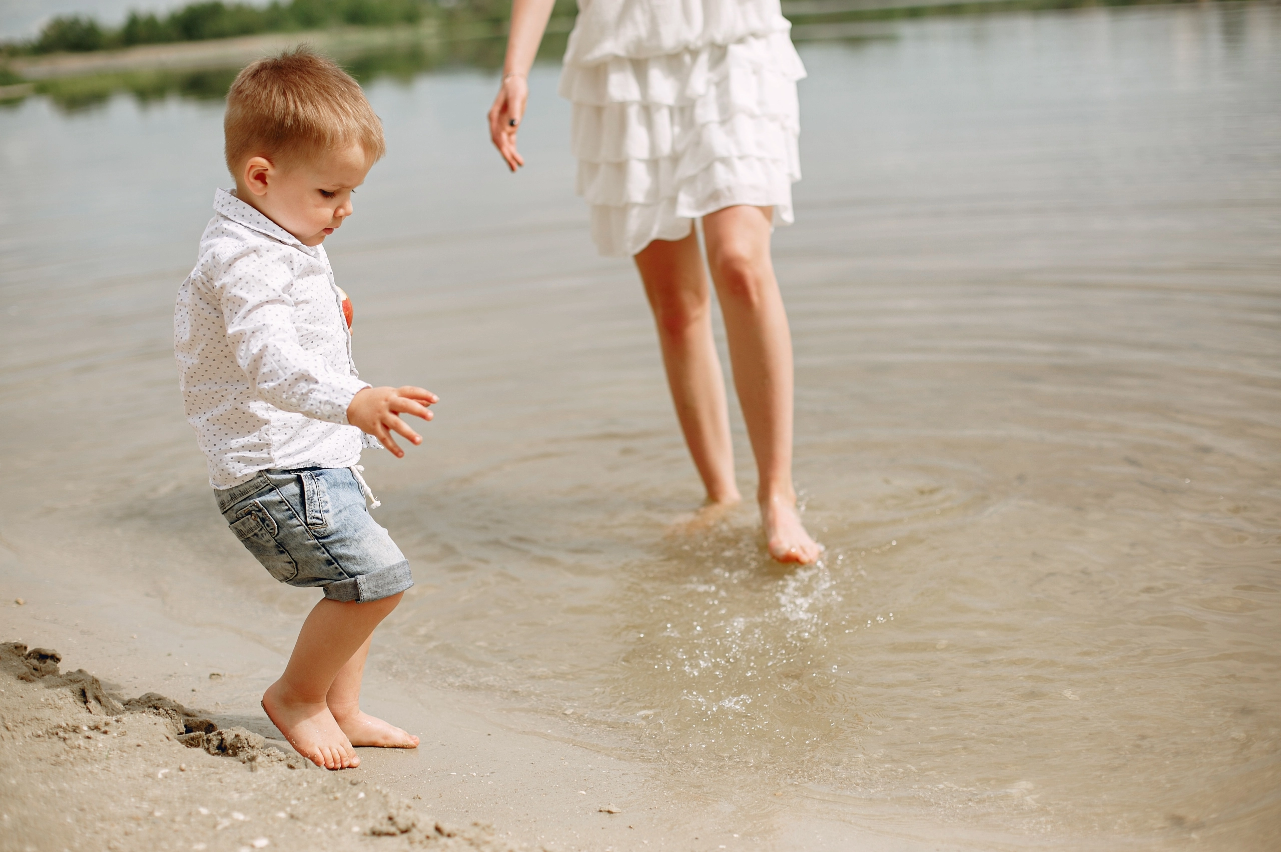 Niño caminando en la playa descalzo, imagen ideal para hablar sobre señales ortopédicas en niños.