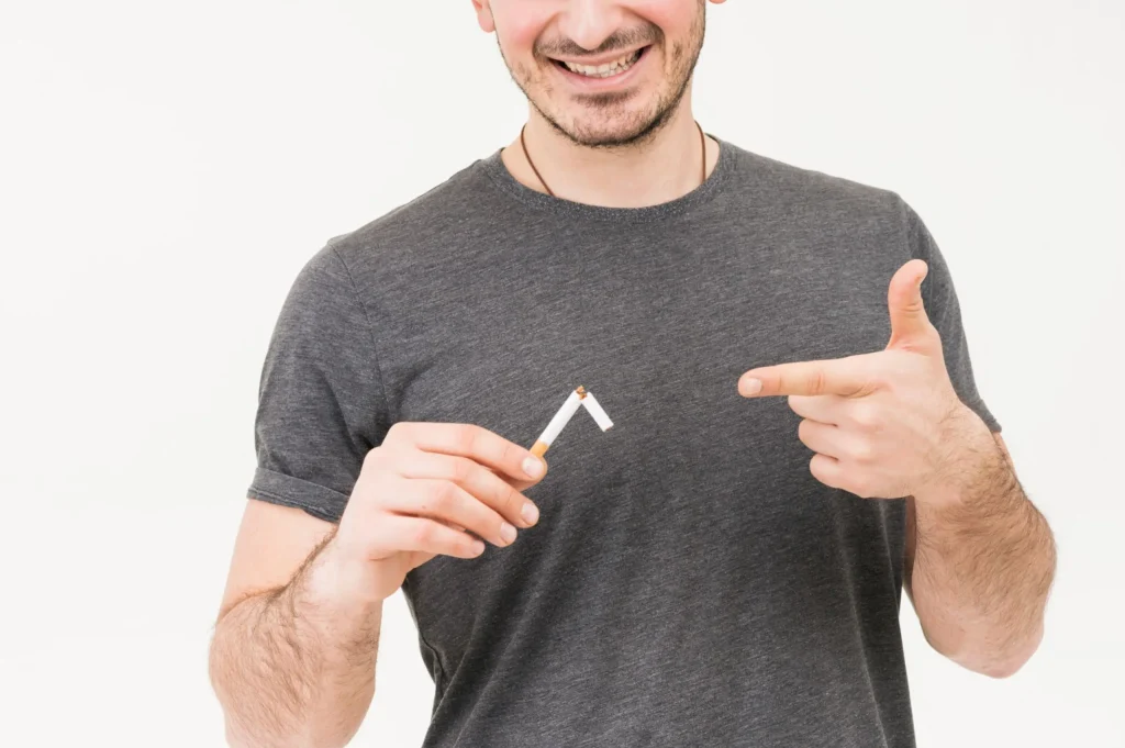 Persona fumando con fondo de radiografía que muestra huesos debilitados por el tabaco.
