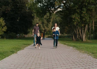 Familia haciendo ejercicio para mantener la salud ortopédica en casa