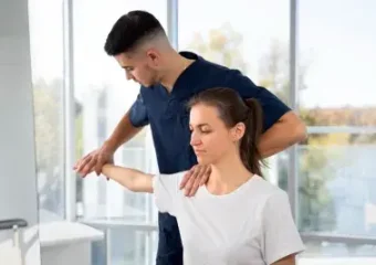 mujer-tiro-medio-recibiendo-ayuda-1