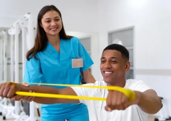 Paciente realizando ejercicio con banda elástica durante rehabilitación ortopédica