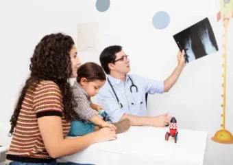 vista-lateral-doctor-sosteniendo-radiografia-1